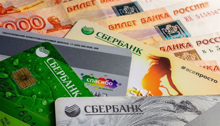 Карты Сбербанка вперемешку с рублями